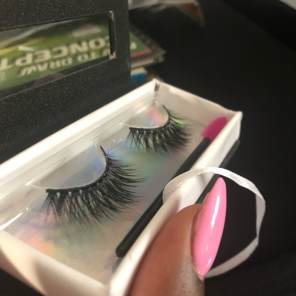 Lashes - Picture 2 of 3